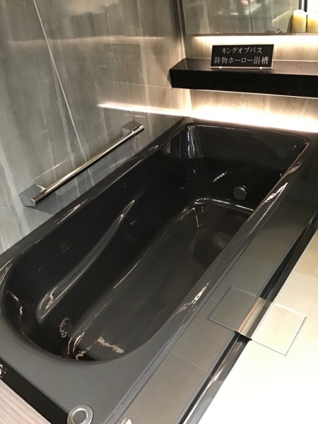 最高品質の「鋳物ホーロー」浴槽。入浴姿勢に合わせて、くつろぎとぬくもりを伝えるフォルムにこだわった浴槽形状です。落ち着いた雰囲気の中で、極上のリラックスタイムを過ごせます。